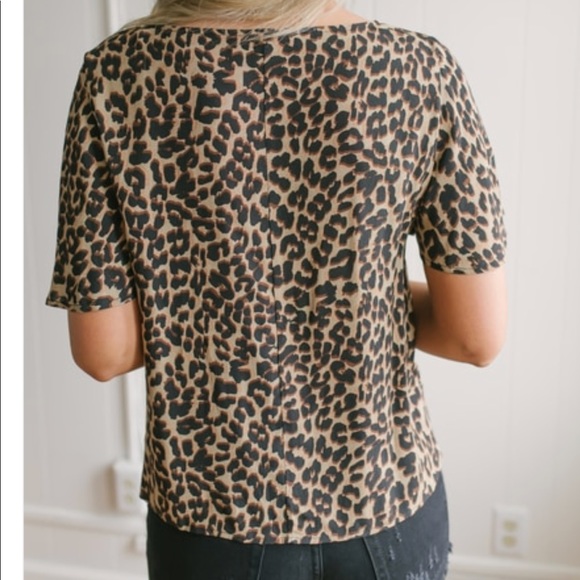 Leopard Print Knot Top - Picture 3 of 3